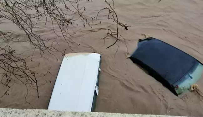 Çanakkale'de sağanak yağış çayı taşırdı, onlarca araç suyun altında kaldı