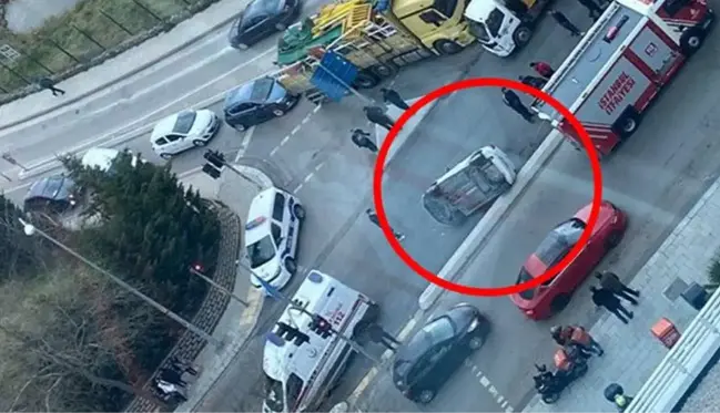 İstanbul'da servis minibüsüne çarpan otomobilin takla attığı anlar kameralarda