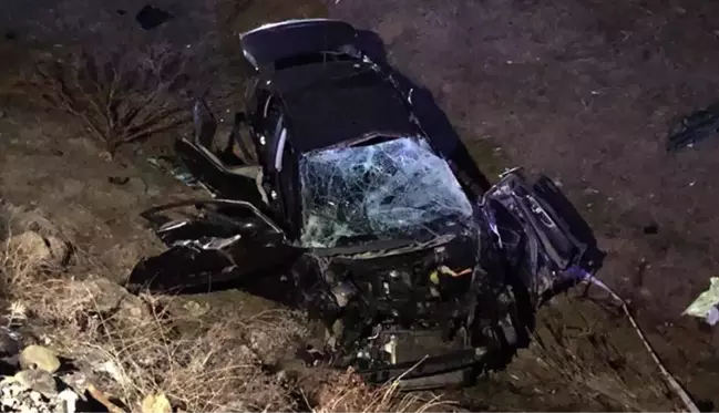 Buzlanma nedeniyle kontrolden çıkan otomobil şarampole devrildi: 2 ölü, 2 yaralı