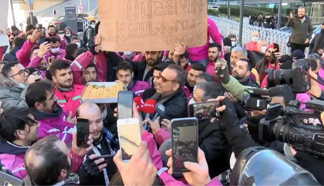 Haluk Levent'ten eylemdeki kuryelere sürpriz ziyaret! Katıldığı her grevdeki gibi baklava dağıttı