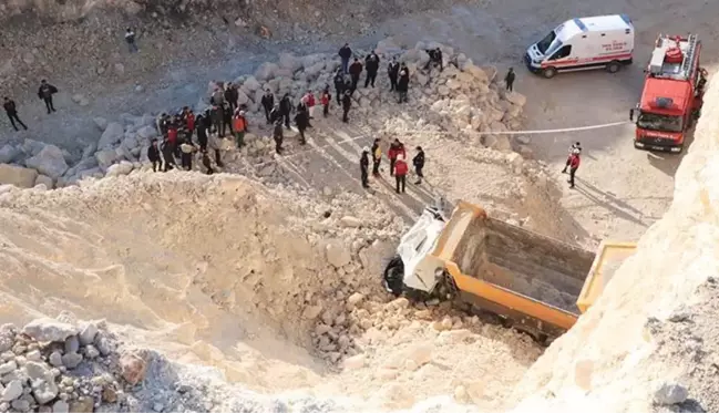 Hafriyat boşaltırken uçuruma yuvarlanan kamyonun sürücüsü öldü