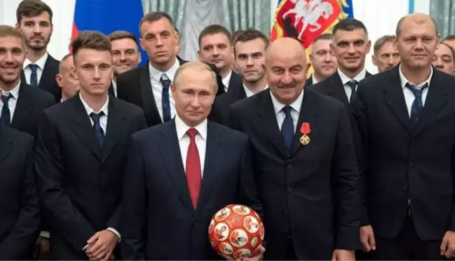 Rus futbolcular Putin'e bir bir sırt çeviriyor! Antalyasporlu yıldızdan alkışlık hareket