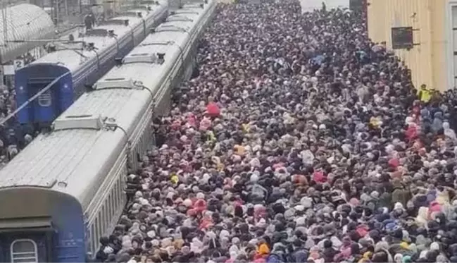 Mahşeri kalabalık! İşgalden kaçan Ukraynalılar trenle Polonya'ya akın ediyor