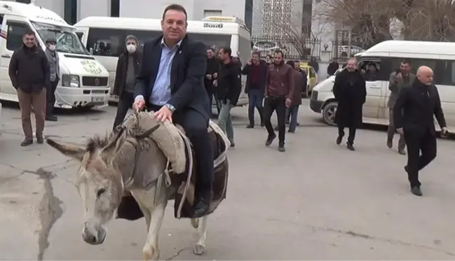 Akaryakıt fiyatlarını protesto eden Gelecek Partili ilçe başkanı eşekten düştü