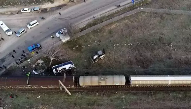 Kırklareli'nde yük treni, işçileri taşıyan servise çarptı: 27 yaralı var