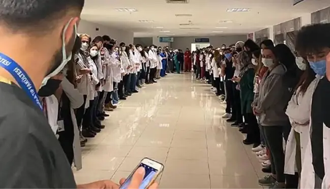 Doktoru darbeden uzman çavuş, taburcu edilirken sağlıkçılar tarafından alkışla protesto edildi