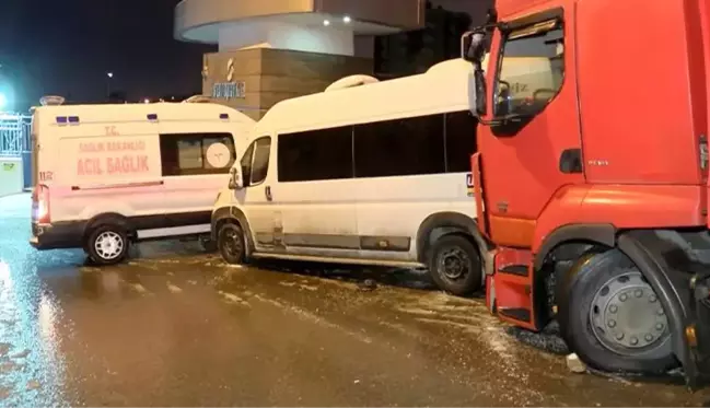 Buzlanma nedeniyle kontrolden çıkan tır, minibüs ve ambulansa çarptı