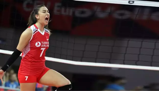 Herkes onu voleybol sahasında izliyordu! Milli yıldız Hande Baladın'ın bikinili pozları da bomba