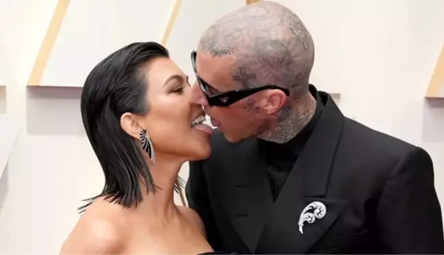 Oscar'a katılan Kourtney Kardashian ve Travis Barker, kırmızı halıda öpüştü