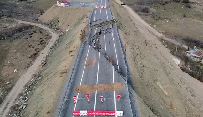 Mahalleli şaşkın! Adana'da 2 yıl önce yapılan asfalt yol çöktü