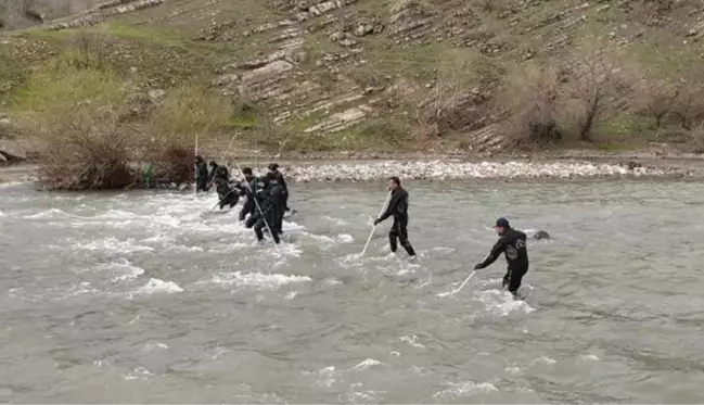 Görev değişimi sırasında dereye düşen asker için arama çalışmaları başlatıldı