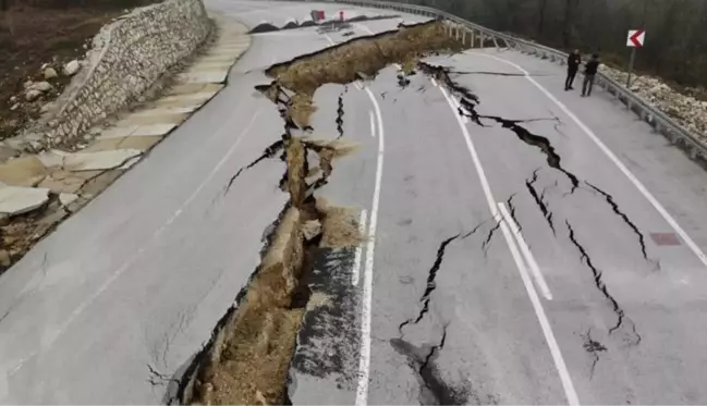 Karadeniz'i İstanbul'a bağlayan yol çöktü