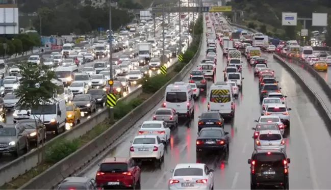 Yağmur ve mesai sonrası İstanbul'da trafik yoğunluğu yüzde 80'e çıktı