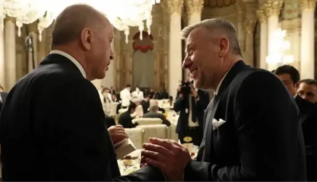 Cumhurbaşkanı Erdoğan ile sanatçıların bir araya geldiği iftar programına Metin Şentürk'ün esprisi damga vurdu