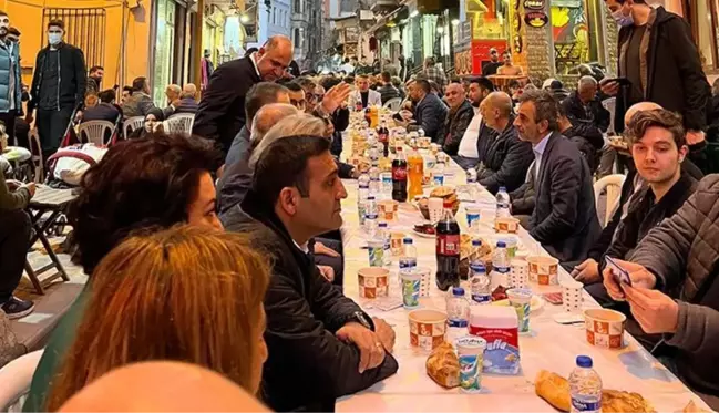 Beyoğlu'nda sofralar kuruldu, sokak iftarına bine yakın vatandaş katıldı