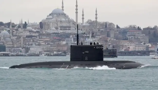 İngilizler provokasyon peşinde! Rus denizaltısının fotoğrafıyla Türkiye'yi taraf gibi göstermeye çalıştılar