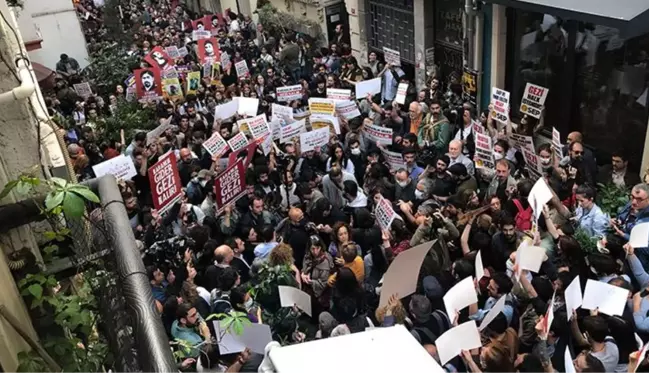 Taksim'de toplanan kalabalık, Gezi Parkı davasında çıkan kararları protesto etti