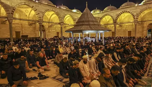 Kadir Gecesi'nde İstanbul'da camiler doldu taştı