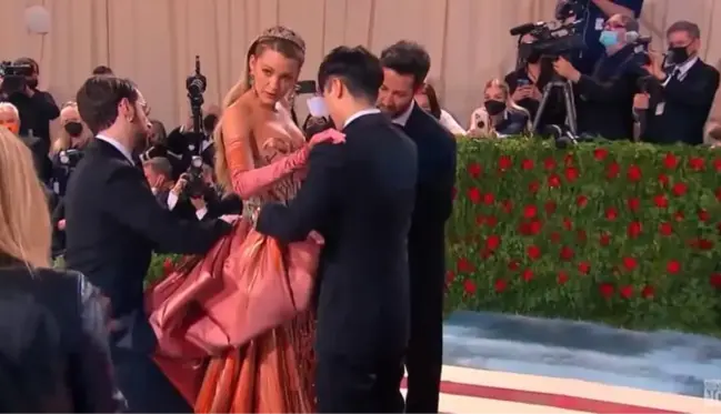 Oyuncu Blake Lively, Met Gala'da şov yaptı! Elbisenin üstünden bir elbise daha çıktı