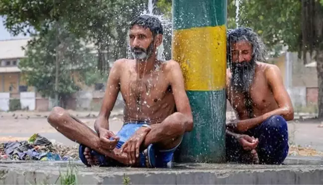 Hindistan'da 46 dereceye ulaşan hava sıcaklığı nedeniyle eğitim, tarım ve enerji kaynakları konusunda sorunlar yaşanıyor