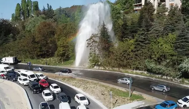 İstanbul'da su borusu patladı! Su metrelerce yükseğe fışkırdı, yollar göle döndü