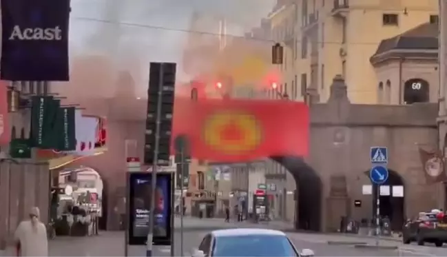 NATO'ya katılmak isteyen İsveç'in en ünlü caddesinde terör örgütü flaması açıldı