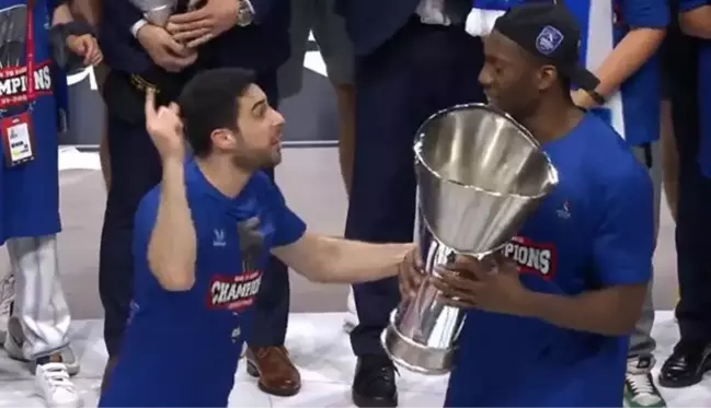 Anadolu Efes kaptanı Doğuş Balbay'dan kupa törenine damga vuran hareket! Spiker bile şaştı kaldı