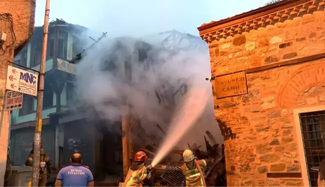 110 yıllık binada yangın çıktı! Alevlerin sıçradığı tarihi cami az kalsın küle dönüyordu