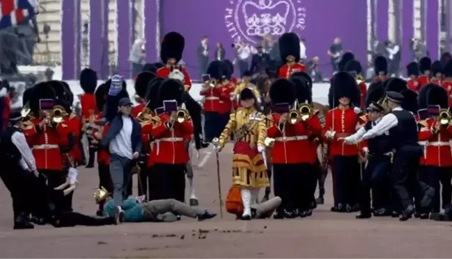 İngiltere'de Kraliçe Elizabeth için düzenlenen törene protestocular damga vurdu