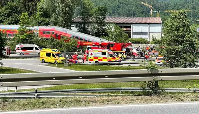 Almanya'da öğrencileri taşıyan tren raydan çıktı: 3 ölü, 60 yaralı