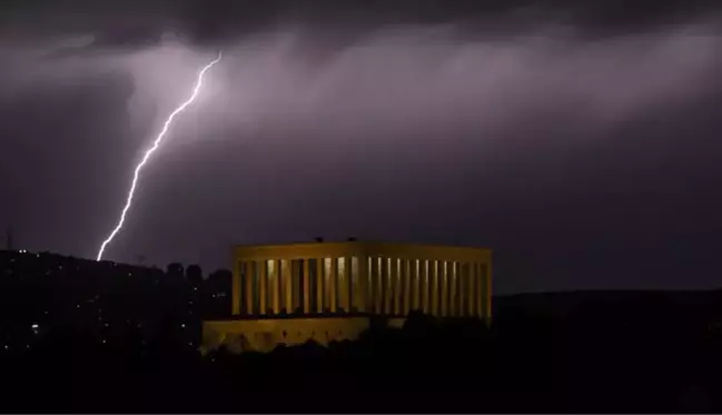 Ankara'da şimşekler geceyi gündüze çevirdi