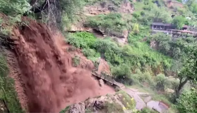 Turistik şelale selden nasibini aldı: Berrak su çamur rengini aldı