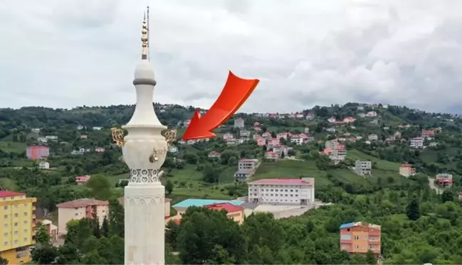 Caminin semaver şeklindeki minaresini görenler bir daha bakıyor! Musluğu bile var