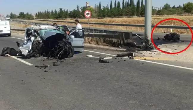 Otomobil bir yerde motor bir yerde! Korkunç kazada 3 kişi feci şekilde can verdi