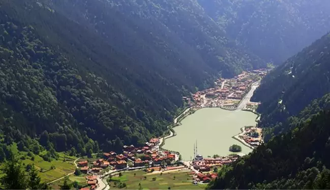 Uzungöl'e turist akını! Konaklayacak yer kalmadı, gelenler geri dönüyor