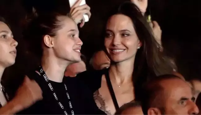 Angelina Jolie, kızı Shiloh ile konsere gitti