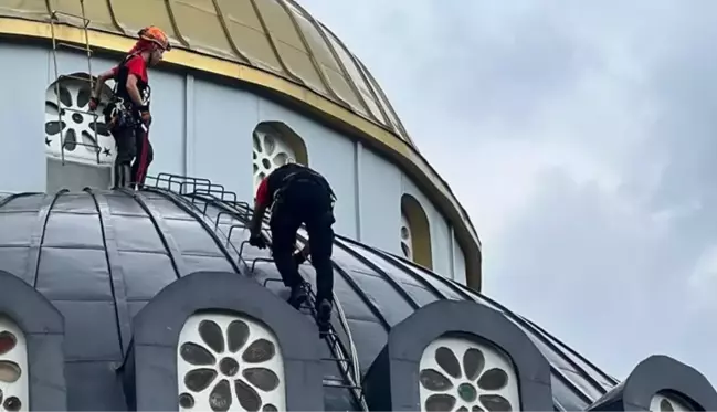 Mahalleli fark etti, ekipler harekete geçti! Cami kubbesindeki yuvadan düşen yavru leyleğe müthiş kurtarma