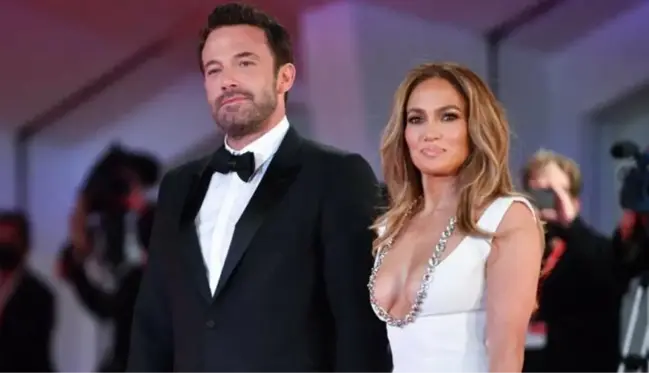 Ben Affleck'le evlenen Jennifer Lopez, düğün sonrası yatak pozunu paylaşıp alyansını gösterdi