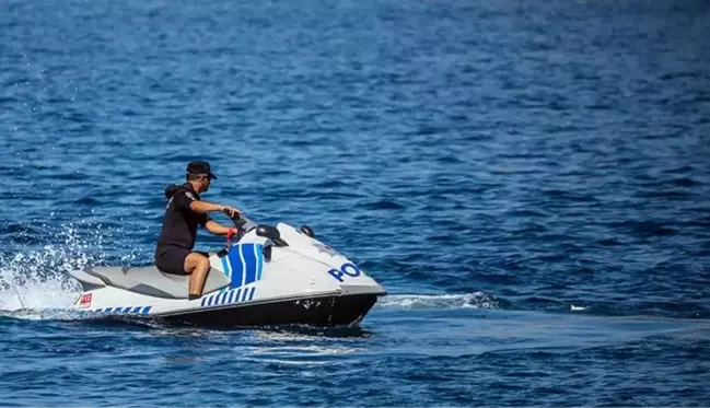 Polis bir saniye bile düşünmedi! Dalgaların arasında can çekişen kuş böyle kurtarıldı