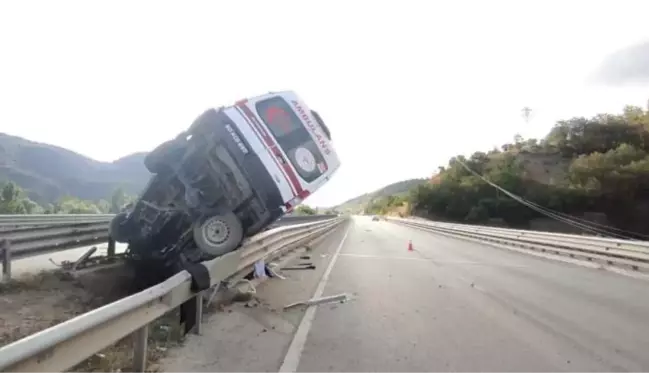 Bariyerlere ok gibi saplanan ambulanstaki hasta hayatını kaybetti