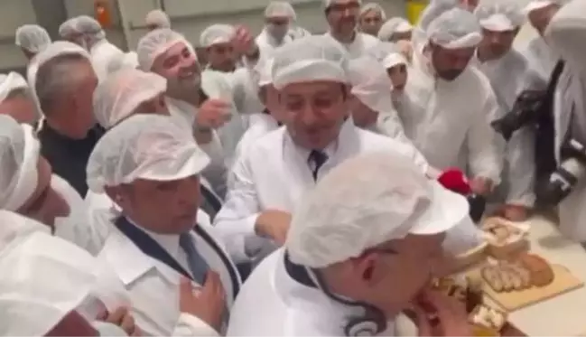 Halk Ekmek açılışında dikkat çeken anlar! İmamoğlu eliyle ekmek bölüp Kılıçdaroğlu'na verdi