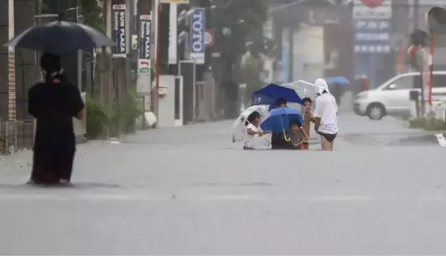 Japonya'da şiddetli yağışlar sonucu riskli bölgelerde yaşayan 192 bin kişiye tahliye çağrısı yapıldı