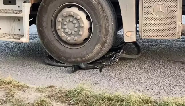 Bisikletiyle gezen çocuk tırın altında kaldı! Yüreklerin ağza geldiği anlar kamerada