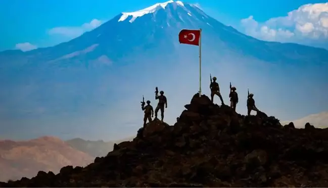 Mehmetçik zirveye Türk bayrağını dikti! Teröristlerden temizlenen Tendürek'ten nefes kesen kareler