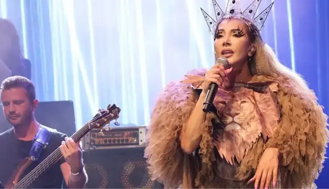 Şarkıcı Hande Yener, isim vermeden meslektaşlarını hedef aldı