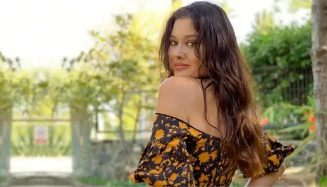 Tatilden dönen Nurgül Yeşilçay, art arda mayo ve bikinili pozlarını paylaştı