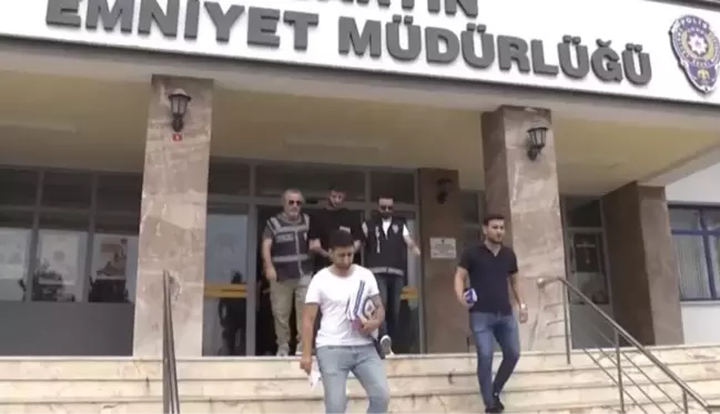 Sosyal medyadan tanıştıkları kişilerin çıplak görüntülerini alarak şantajda bulunan şebekeye ağır darbe: 3 kişi tutuklandı