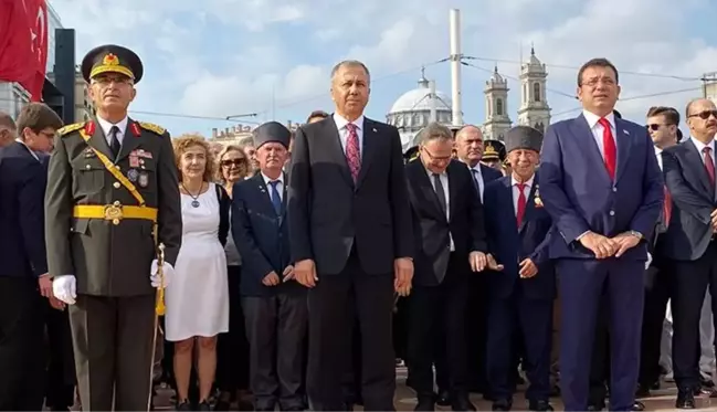 Büyük zaferin 100. yıl dönümü! Vali Yerlikaya ve İmamoğlu, 30 Ağustos Zafer Bayramı nedeniyle Taksim'e çelenk bıraktı