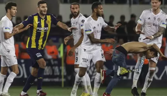 Takım arkadaşlarına uçan tekme atan saldırganı yakalayan Josef De Souza, kırmızı kart gördü