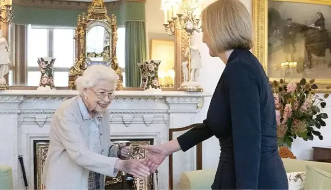 İngiltere'nin yeni Başbakanı Liz Truss, Kraliçe 2. Elizabeth'ten hükümeti kurma görevini aldı